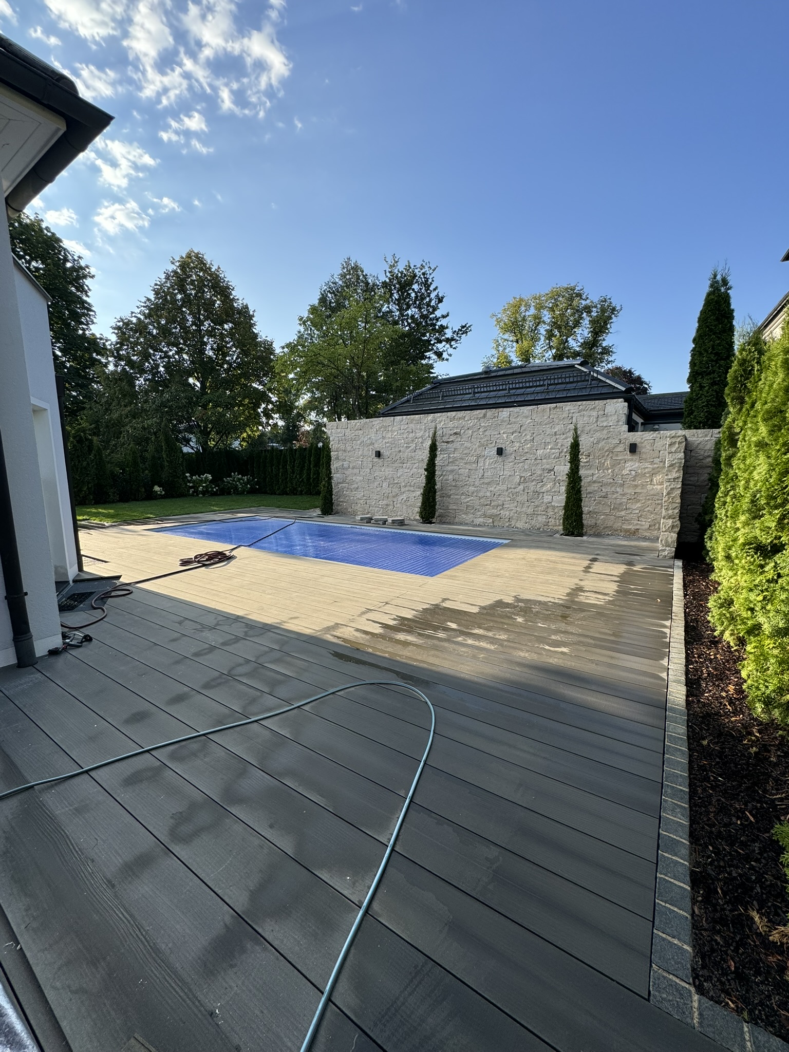Außenbereich mit Holzterrasse