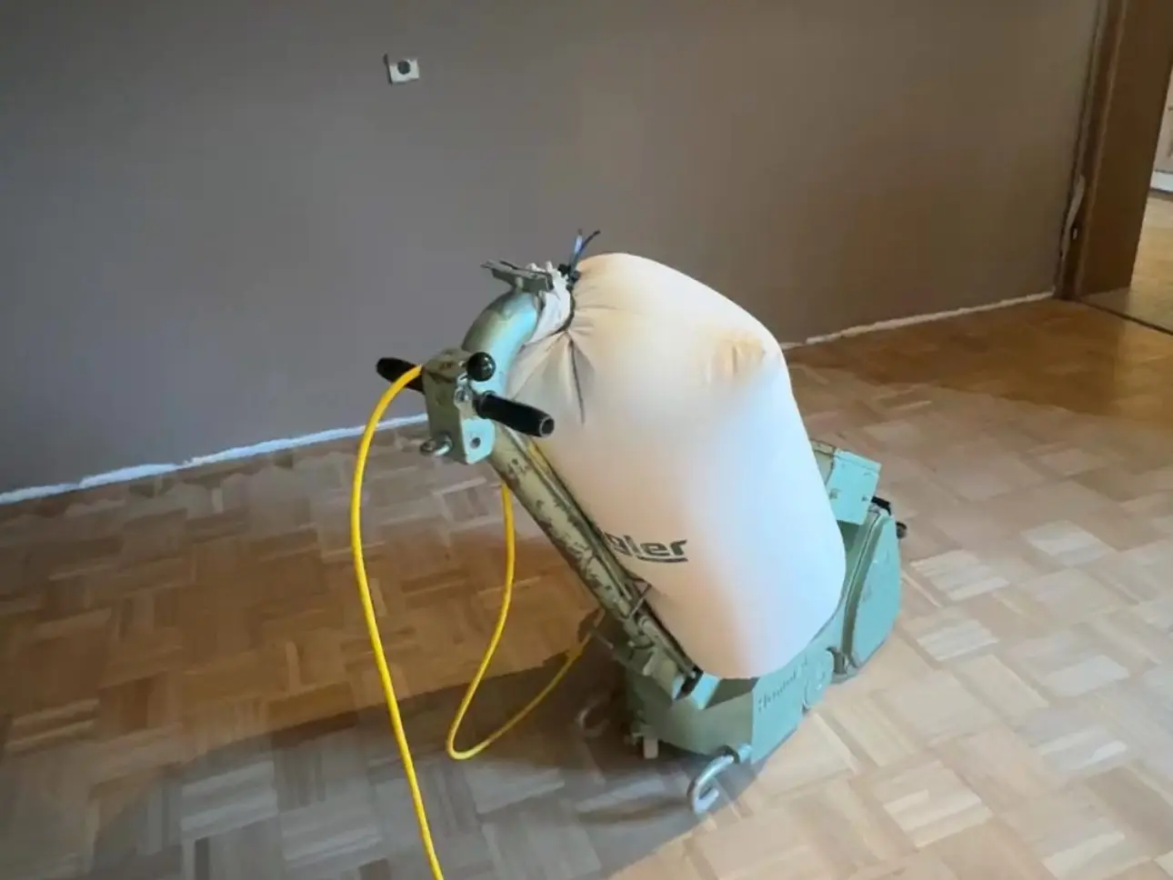 Parkett abschleifen – Zwischenschliff im Wohnzimmer (Eiche)